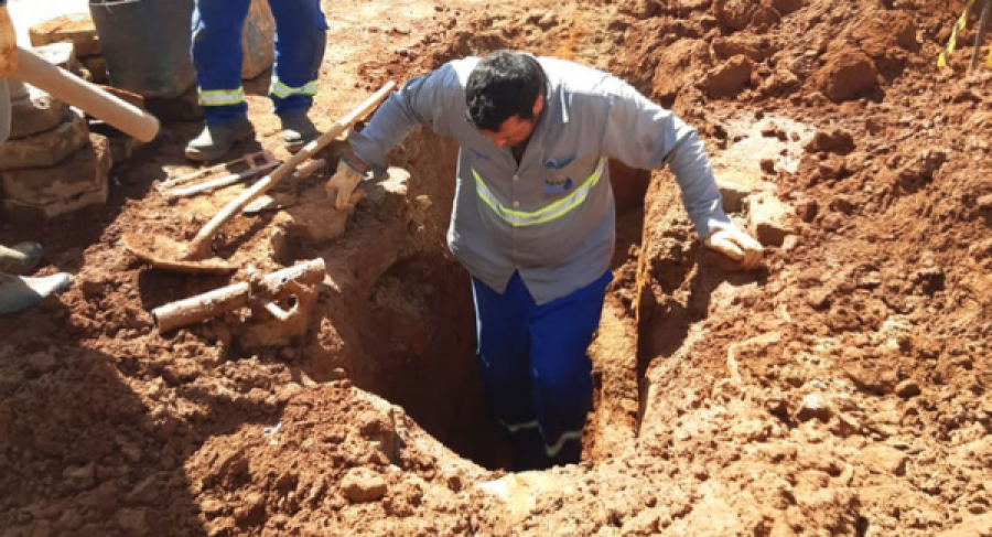 SAAE REALIZA MANUTENÇÃO EM TRECHO DA RUA SENADOR MILTON CAMPOS, BAIRRO NOVA ERA