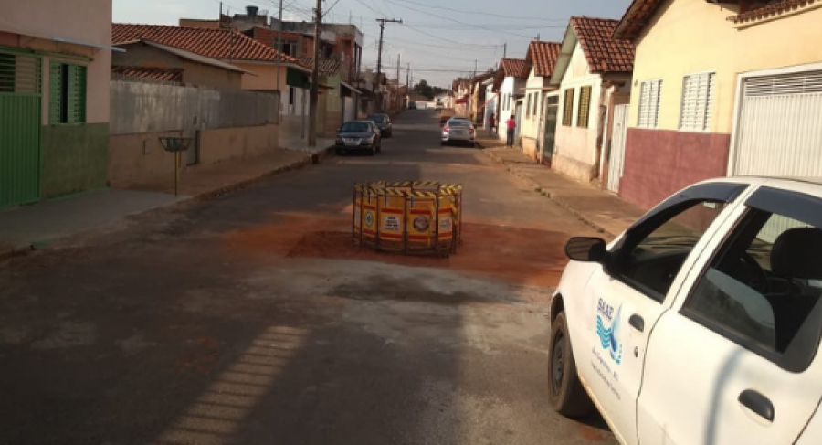 SAAE CONSTRÓI POÇO DE VISITA (PV) NA RUA DR. GERALDO FREIRE, BAIRRO SANTA TERESINHA