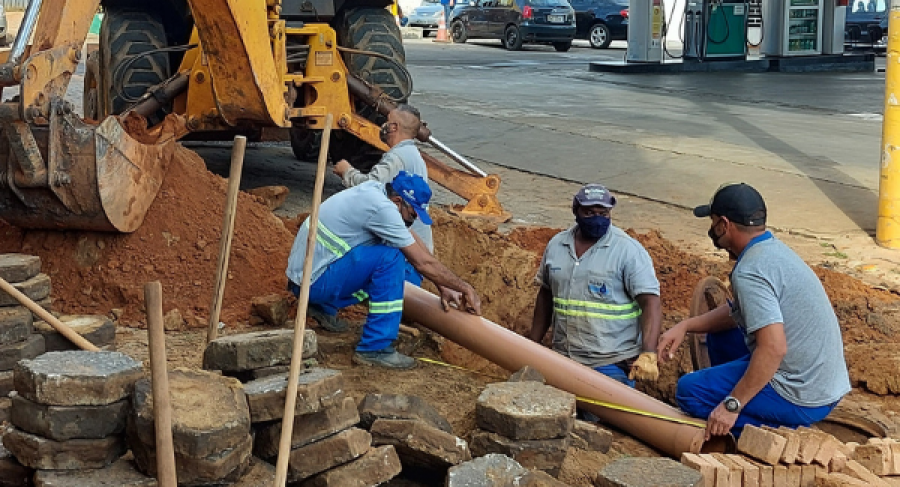 EQUIPE DE MANUTENÇÃO DO SAAE REALIZA TROCA DE REDE DE ESGOTO EM TRECHO DO CENTRO