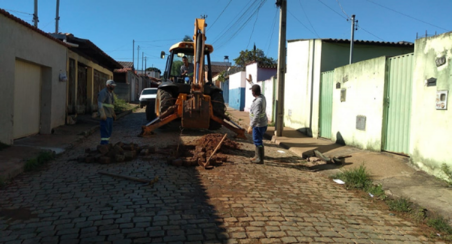 SAAE REALIZA REPARO DE REDE DE ÁGUA EM TRECHO DA RUA MARIA TEREZA LARA CHAGAS