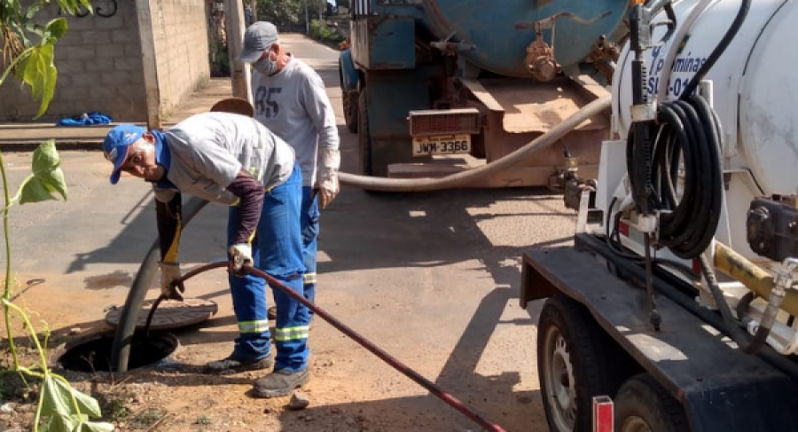 SAAE REALIZA MANUTENÇÃO DE REDE DE ESGOTO EM TRECHO DO BAIRRO MONTE REY