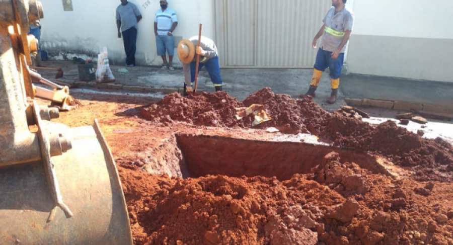 SAAE REALIZA REPARO DE ADUTORA NA RUA DOM PEDRO I APÓS VAZAMENTO DE ÁGUA