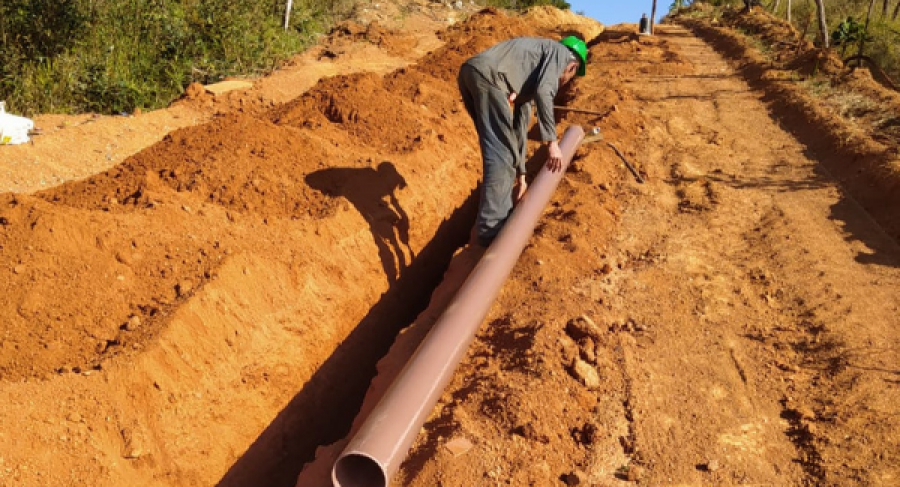 OBRAS DE EXTENSÃO DE REDE DE ESGOTO DO BAIRRO JARDIM NOVA ESPERANÇA ESTÃO A TODO VAPOR