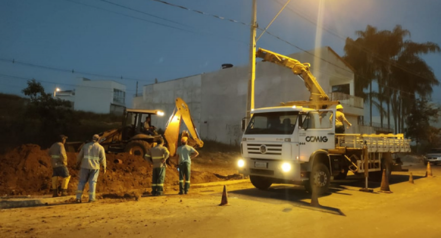 COM APOIO DA CEMIG, SAAE INICIA REPARO EM TRECHO DO EMISSÁRIO DE ESGOTO LOCALIZADO NO BAIRRO POÇO DAS PEDRAS