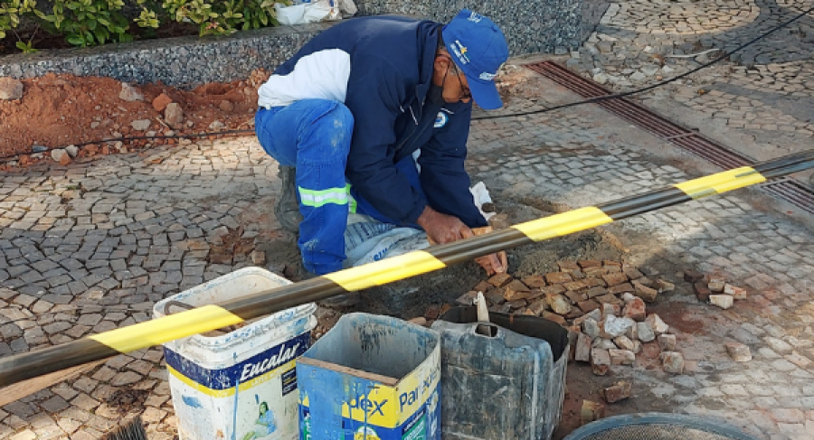 SERVIDORES DO SAAE REALIZAM MANUTENÇÃO NO CALÇAMENTO DA AVENIDA JK