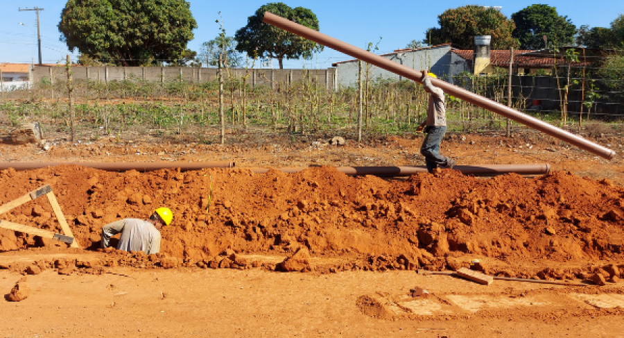 OBRA DE EXTENSÃO DE REDE DE ESGOTO DO BAIRRO JARDIM NOVA ESPERANÇA ATINGE 60% DE EXECUÇÃO