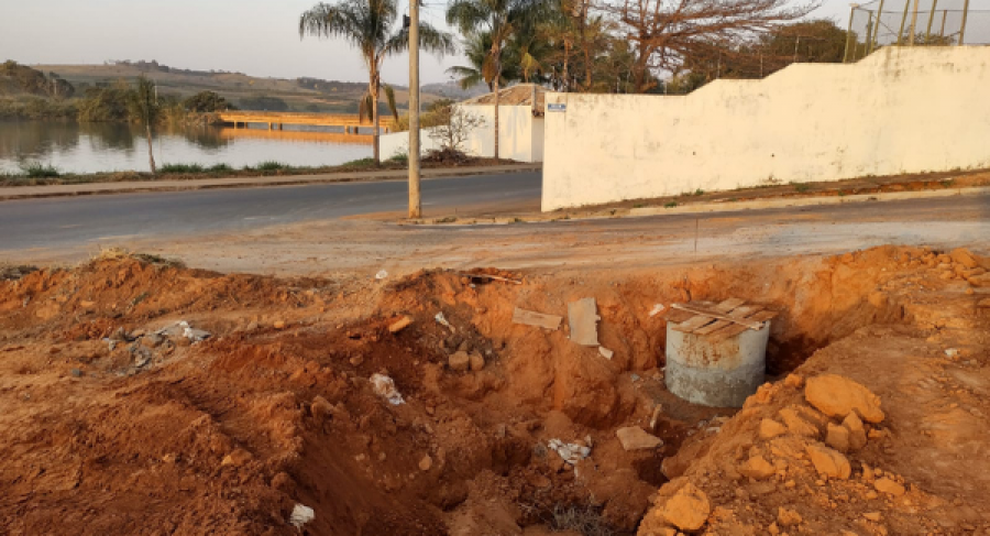 SAAE REALIZA OBRAS NO EMISSÁRIO DE ESGOTO LOCALIZADO NO BAIRRO JARBAS BARBOSA