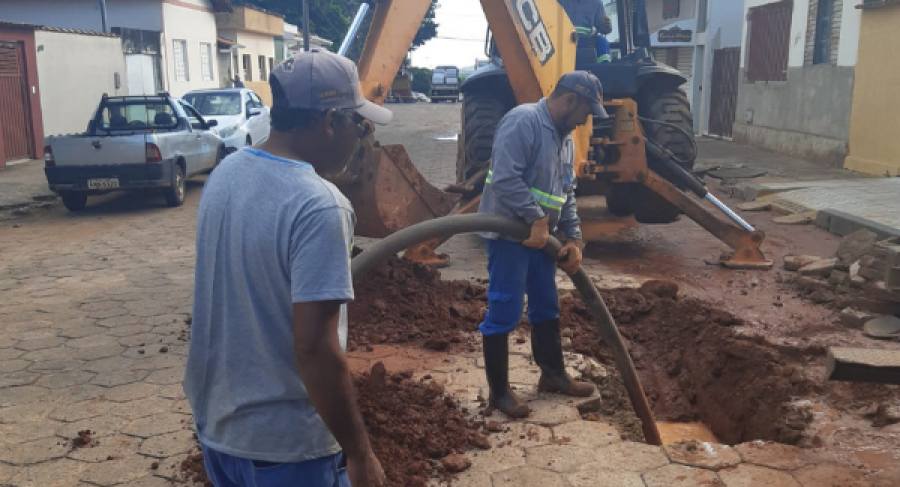 EQUIPE DE MANUTENÇÃO DO SAAE REALIZA REPARO EM ADUTORA DE ÁGUA NO BAIRRO NOVA ERA