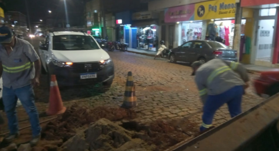 EQUIPE DE MANUTENÇÃO DO SAAE REALIZA REPARO DE REDE DE ÁGUA NO CENTRO DA CIDADE