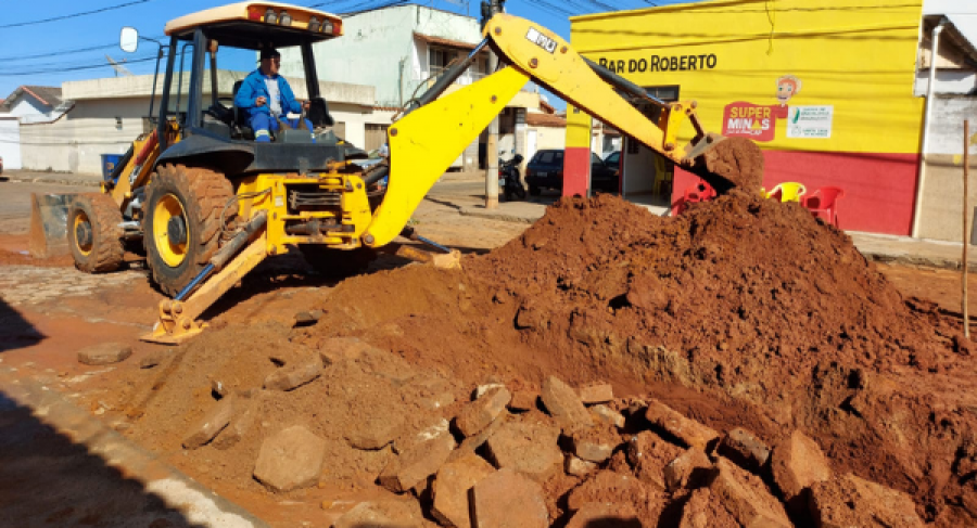 EQUIPE OPERACIONAL DO SAAE REALIZA REPARO EM ADUTORA DE ÁGUA APÓS CIÊNCIA DE UM VAZAMENTO NO BAIRRO JARDIM NOVA ERA